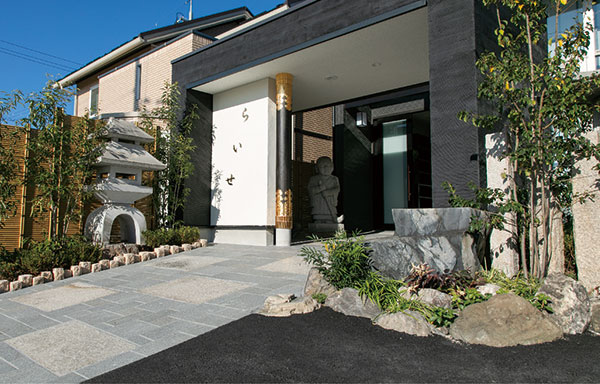 滋賀県愛知郡愛荘町こがね「別邸らいせ」店舗写真　玄関は段差もなく安心